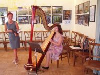 O kulturní vložku při vernisáži výstavy se postaraly dvě sympatické umělkyně, sopranistka Jana Šelleová a harfenistka Anastázie Tomečková.