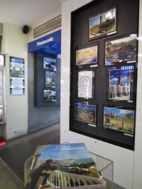Každý volný prostor v přízemí Centra FotoŠkoda je využit pro výstavu fotografií doplněnou informačními materiály