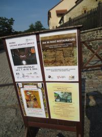 Na výstavu upozorňoval plakát již před vstupem do hradu