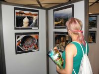 Návštěvnice výstavy UNESCO na Bouzově se zájmem prohlíží čínské fotografie, k inspiraci si vybrala atraktivní katalog CK China Tours
