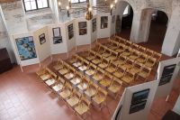 Panely se 60 fotografiemi Švýcarského dědictví UNESCO v Zadní synagoze v Třebíči, duben 2015