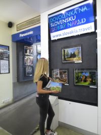 Pohled na jeden výstavní panel s fotografiemi slovenských památek UNESCO
