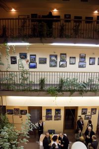 V atriu Poslanecké sněmovny vyplnilo 120 fotografií výstavy tři galerie (2009)