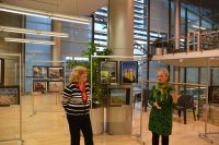 Vernisáž výstavy v Liberci zahájily ředitelka knihovny Mgr. Blanka Konvalinková a autorka projektu RNDr. Milena Blažková (říjen 2016)
