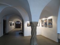 Výstava Poznej světové dědictví UNESCO ve vstupních prostorách městské radnice v Telči