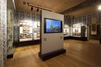 V galerii s výstavou jsou velkoplošné obrazovky s nonstop projekcí asijských památek